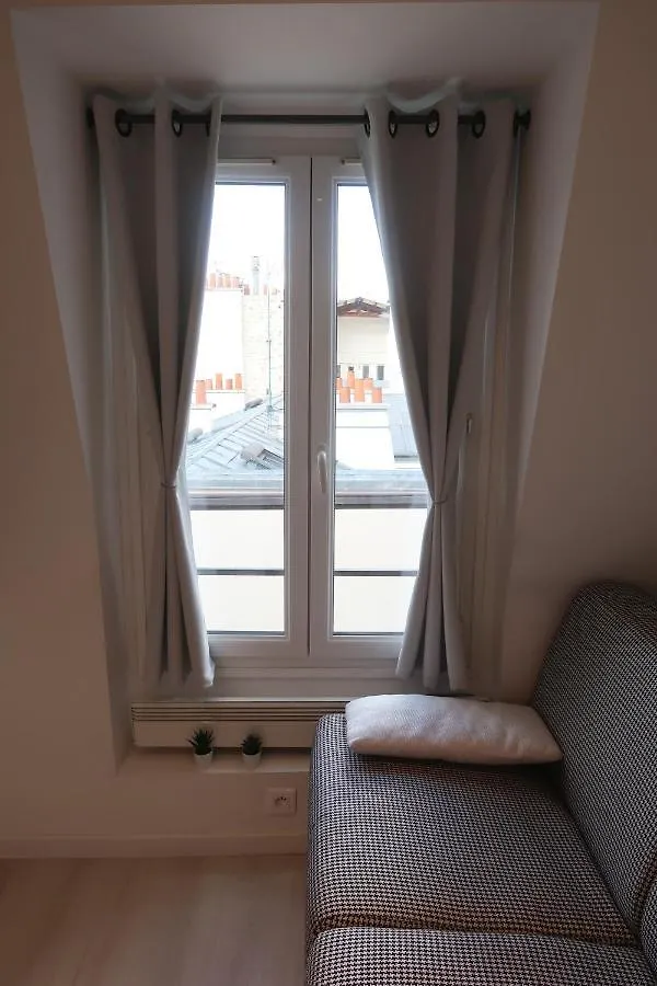 Paris 17 - Coeur Batignolles - Beau Studio 10 M2 -110 Sqf - Etat Neuf - Calme - Ideal Une Personne - Single Occupancy