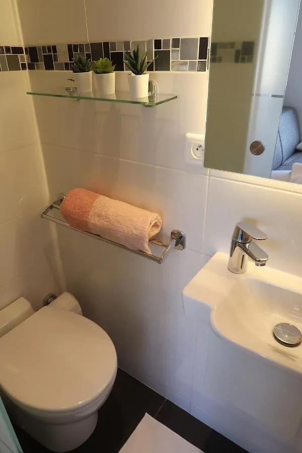 شقة Paris 17 - Coeur Batignolles - Beau Studio 10 M2 -110 Sqf - Etat Neuf - Calme - Ideal Une Personne - Single Occupancy