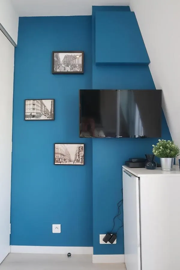 Parisian Cozy Studio: Batignolles Charm Near Landmarks France