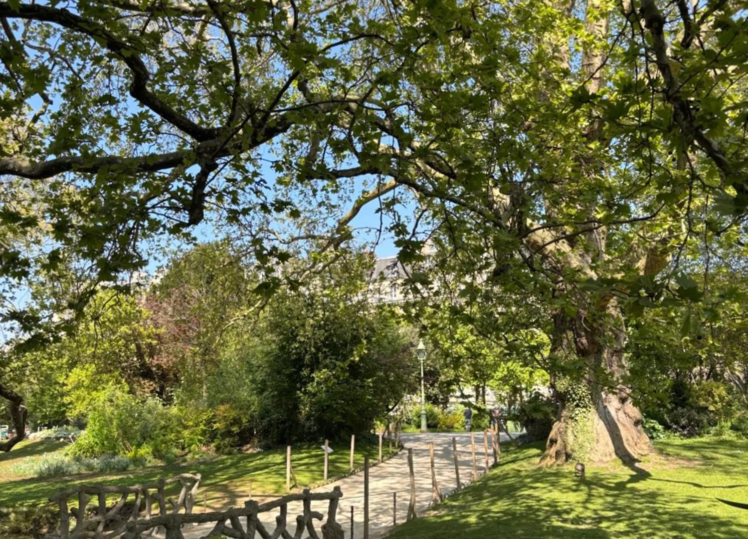 Parisian Cozy Studio: Batignolles Charm Near Landmarks France