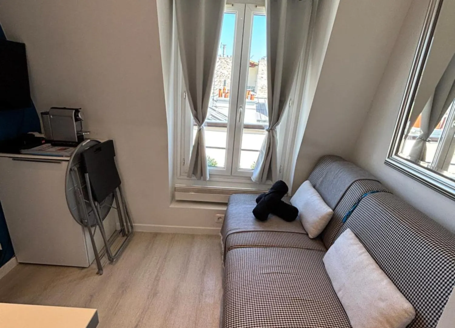 Parisian Cozy Studio: Batignolles Charm Near Landmarks Apartment Paris